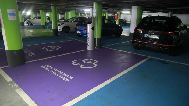11 diciembre 2023Recarga para coches eléctricosUn punto de recarga en el párking del Palacio de la Ópera