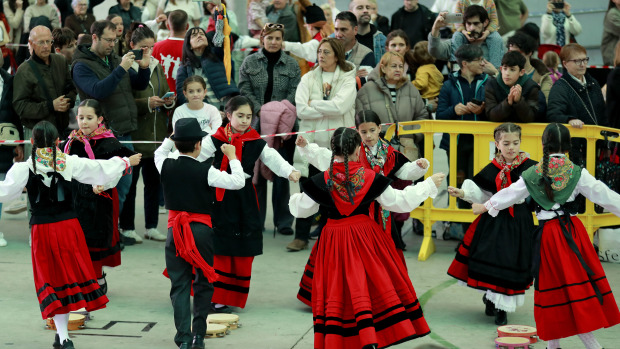 El Campo da Festa se llenó para interpretar la ‘Muiñeira de Santaia de Moar’ con 200 bailarores del colegio Franciscanas (A Coruña), Garrulaxe Cecebre (Cambre), Nemeth (Carballo), Santa María de Torás (A Laracha), Queiroa (Sada), Trubisquiña (Vimianzo), Azougue (Betanzos), A Marola (Oleiros) y Xiradela.