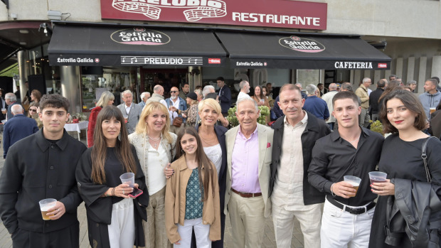 La familia Martínez posa ante el restaurante Preludio
