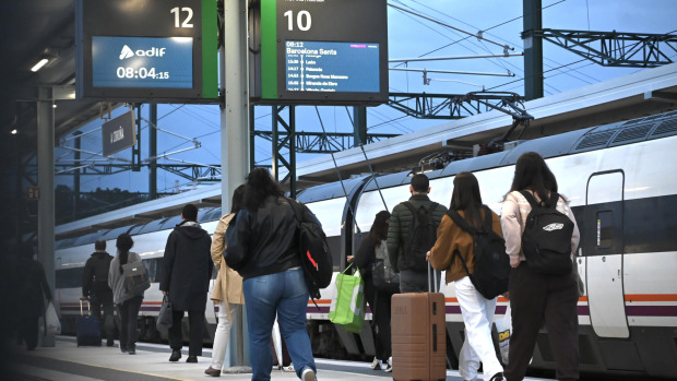 Viajeros acceden al último servicio del ‘Alvia catalán’ en A Coruña Salida del último tren Coruña-Barcelona