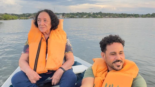 María Teresa Fernández Piedade, junto a otro investigador, en la Amazonía