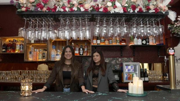 Romina Rodrigues y Simona Évola, responsables de la coctelería y camareras de la nueva Casiña, posan para El Ideal Gallego en el remozado local de la calle Mantelería