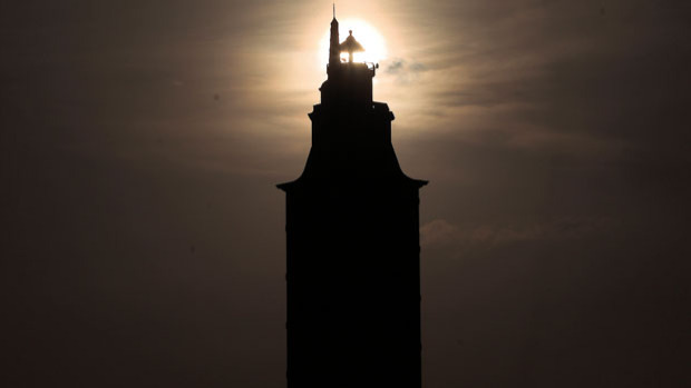 El sol iluminando la Torre de Hércules en pleno ‘ensayo’ del eclipse del próximo mes de agosto