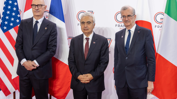 oland Lescure, Francois Villeroy de Galhau y Faith Birol posan antes de la reunión del G7