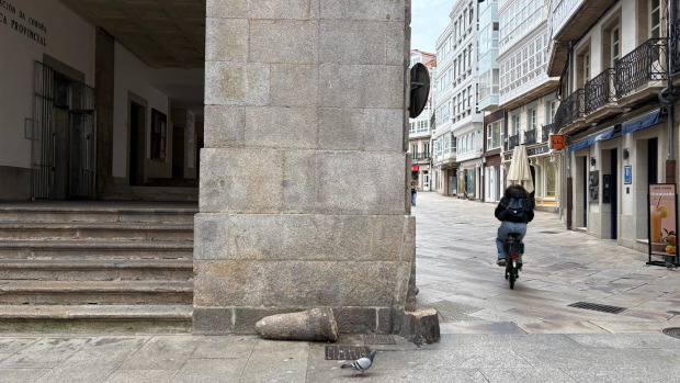 El bolardo roto en la esquina del teatro Rosalía de A Coruña