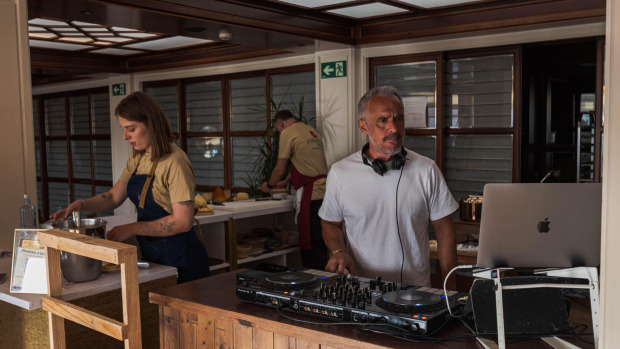 El nuevo afterwork, que promete convertirse en un referente en A Coruña, combina vino, gastronomía y música en directo para crear una experiencia única frente al mar