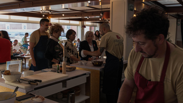 El nuevo afterwork, que promete convertirse en un referente en A Coruña, combina vino, gastronomía y música en directo para crear una experiencia única frente al mar