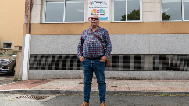 Javier Hurtado, presidente vecinal de Mesoiro, ayer en el social | dani patiño