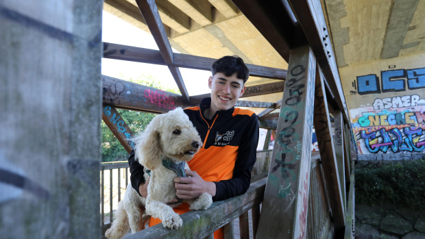 Xerome Pena posa con Hipo, su perro de competición