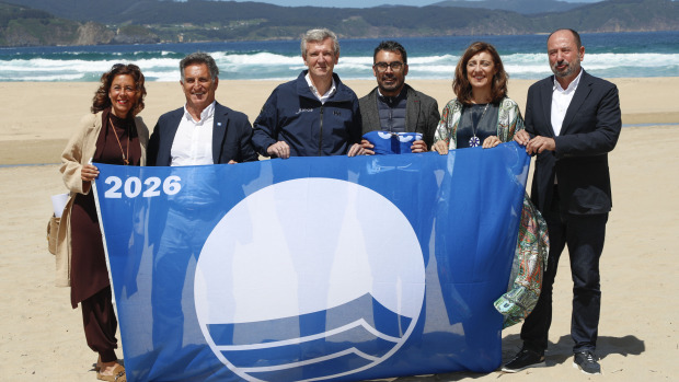 El presidente de la Xunta, Alfonso Rueda, y la conselleira de Medio Ambiente, Ángeles Vázquez, participan en la entrega de las banderas azules, este miércoles