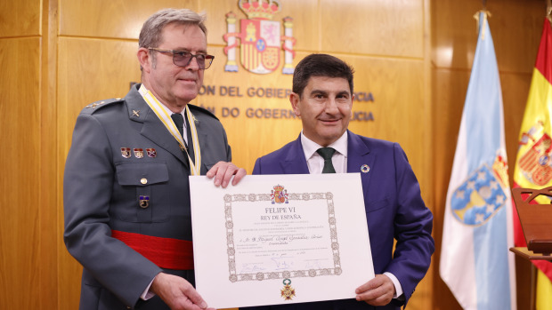 A CORUÑA, 10/06/2026.- El delegado del Gobierno en Galicia, Pedro Blanco, preside la entrega de la encomienda de la orden de Isabel la Católica al general jefe de la 15ª Zona de la Guardia Civil, Miguel Ángel González Arias. EFE/Cabalar