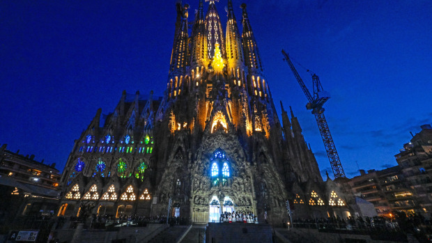 La Sagrada Familia iluminada tras la bendición del Papa León XIV de la Torre de Jesús