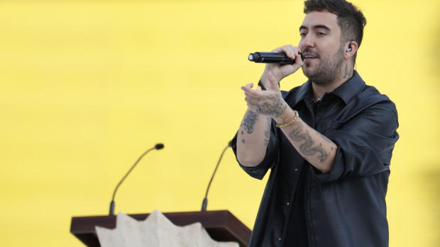 El cantautor Beret, durante su actuación en la vigilia ante 40.000 personas del papa León XIV en el Estadio Olímpico de Barcelona.EFE/ Alberto Estévez