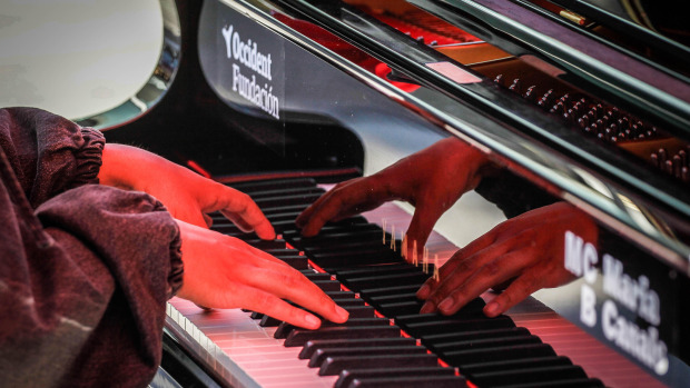 María Pita, Obelisco, Santa Catalina, Méndez Núñez, Riazor... La ciudad se llenó de pianos de cola para acercar la música a profesionales, aficionados y a quien nunca había tocado ni una tecla