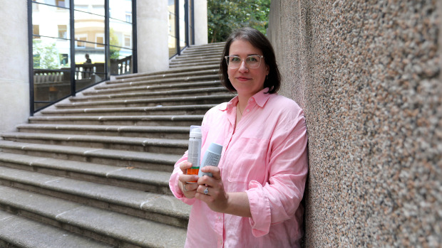 María Rodríguez muestra dos botes de crema que usa de forma habitual