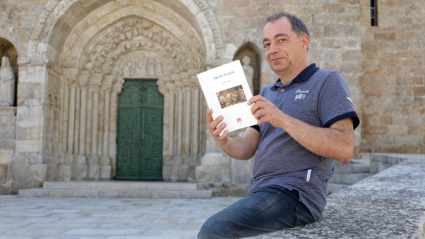 Juan Fariña, con su novela, en el atrio de Santa María do Azougue