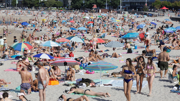 Gente en la playa de Riazor, ayer, llena de bañistas