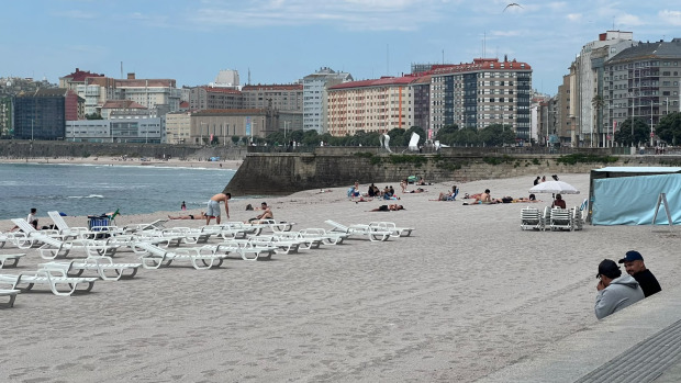 Las tumbonas lucen desde este domingo, en la playa de Riazor