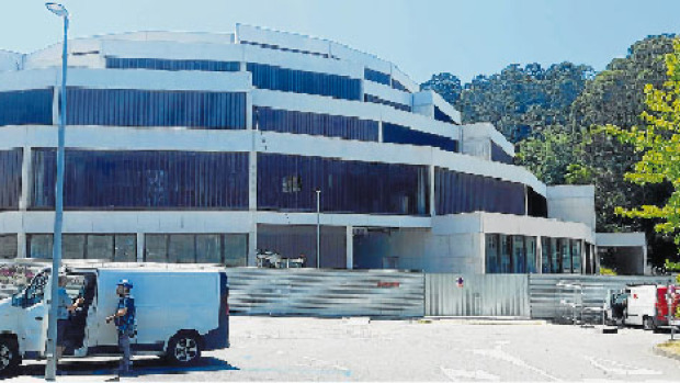 Operarios del multiusos de Bastiagueiro permanecían ayer en el exterior del recinto