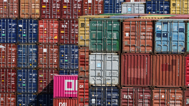 Varios contenedores esperan en la terminal de carga de un puerto