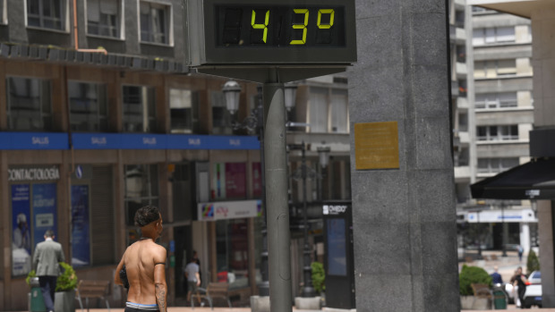 Una persona semidesnuda pasea por el centro de Oviedo