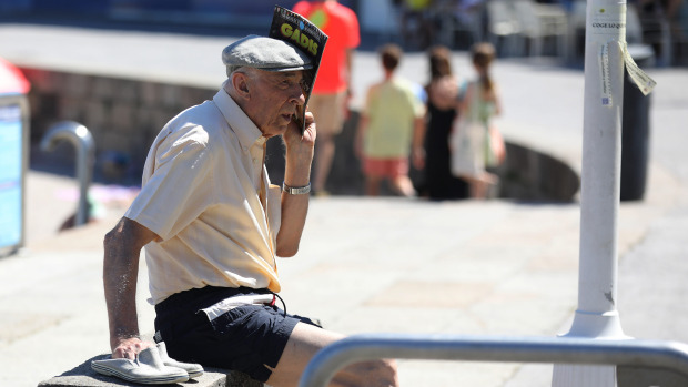 Una persona se intenta refugiar del calor en A Coruña