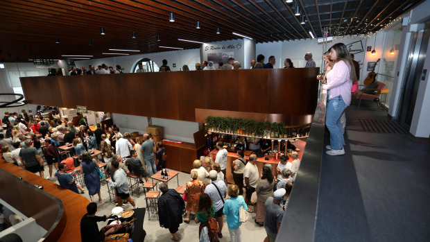 Asistentes a la apertura del Mercado de Betanzos