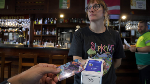 Una camarera en The Breen's Tavern realiza un único cobro con tarjeta