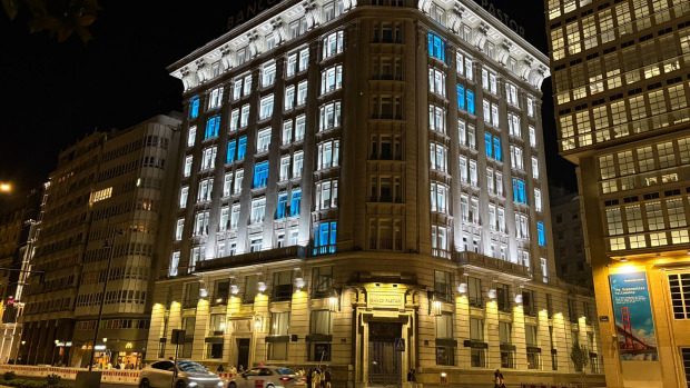 El Banco Pastor se ilumina con los colores de la bandera de Galicia