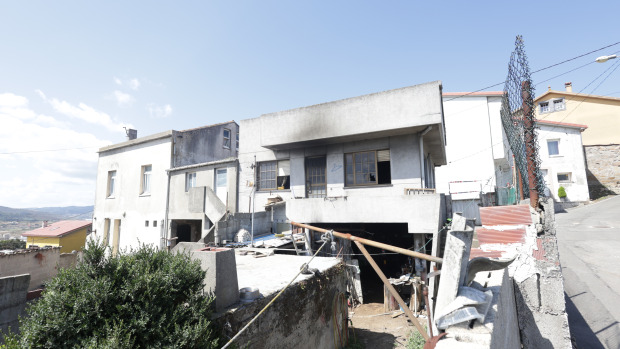 Casa incendiada en Rañobre, Arteixo
