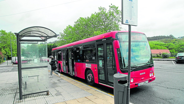 Una persona se baja de un bus de la línea 21, en el barrio de Novo Mesoiro
