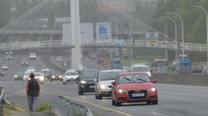Vehículos circulan por la avenida de Alfonso Molina, principal acceso a A Coruña