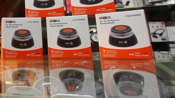 Eddie Díaz muestra balizas en su tienda