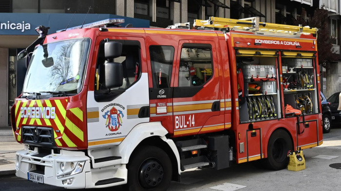 Los Bomberos de A Coruña intervienen en un incendio en la calle Fontán