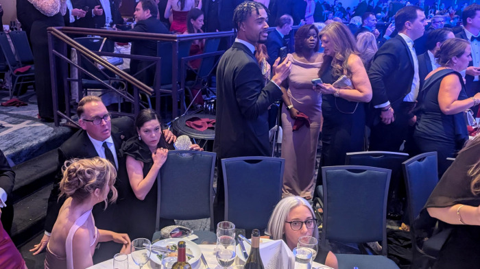 Personas reaccionan tras escuchar aparentes disparos durante la cena anual de la Asociación de Corresponsales de la Casa Blanca este sábado, en Washigton