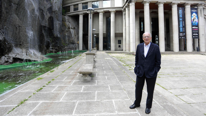 Fernando González Laxe, ante el Palacio de la Ópera