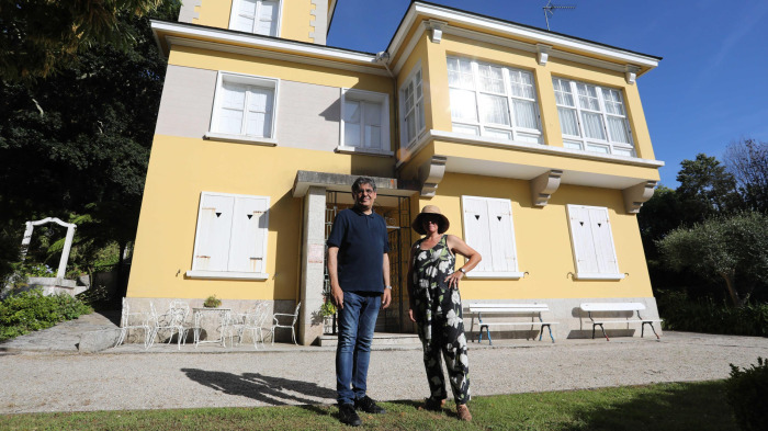 José Luis Castro de Paz y Alicia Longueira, ante Villa Florentina