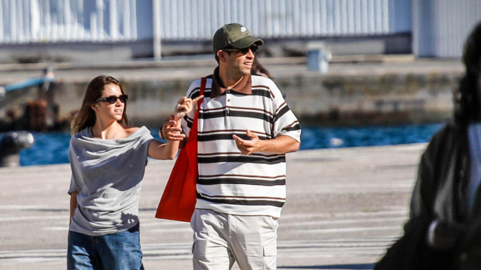 Clara Chía y Gerard Piqué, durante su paseo de este miércoles por el puerto de A Coruña