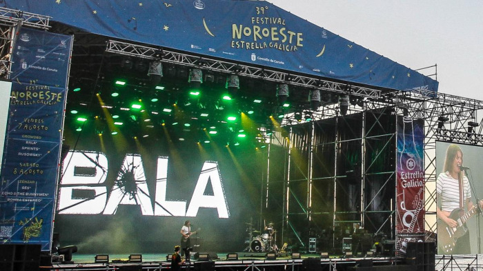 La banda gallega de rock/grunge Bala en su actuación en la playa de Riazor