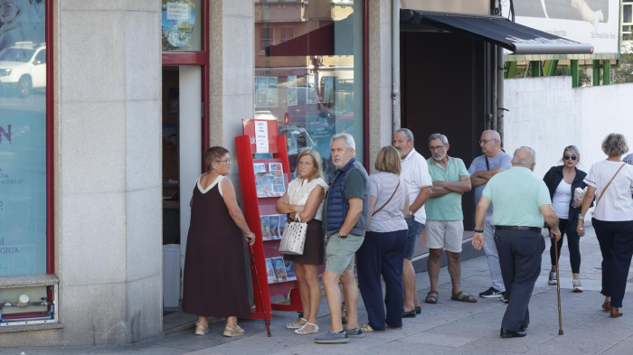Colas a las puertas de una agencia de A Coruña por los viajes del Imserso