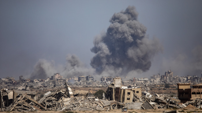 Una nube de humo se levanta en ciudad de Gaza tras un bombardeo israelí