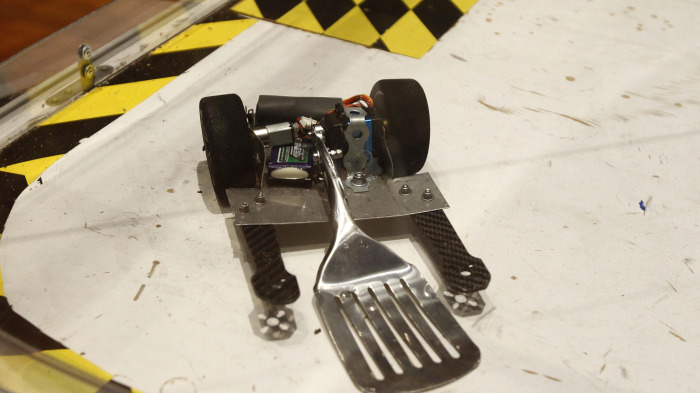 Uno robot armado con una espátula