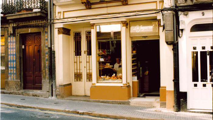 Confitería La Imperial, en el número siete de Panaderas, en una foto de los años noventa.