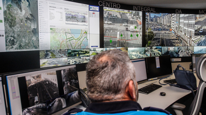 Un agente vigila las pantallas en el Cimob