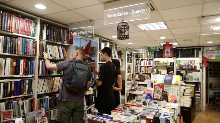 Varias personas compran en la céntrica librería Arenas