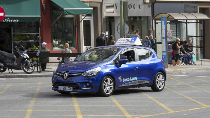 Un coche de autoescuela, ayer, a su paso por la ronda de Outeiro