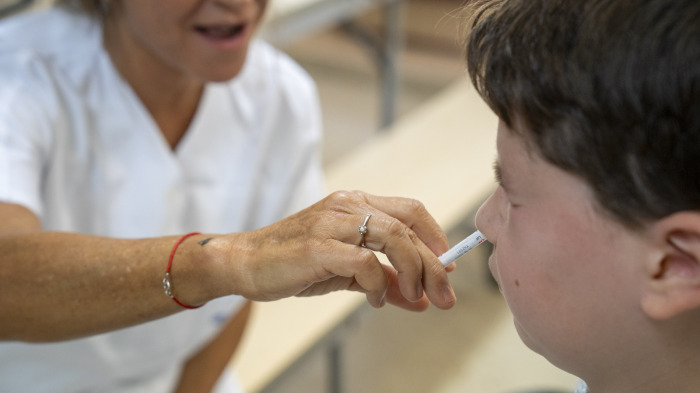Un niño recibe la vacuna intranasal contra la gripe en el CEIP María Barbeito