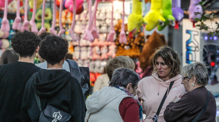 Un grupo de personas pasea por las fiestas de O Ventorrillo, unas de las más multitudinarias