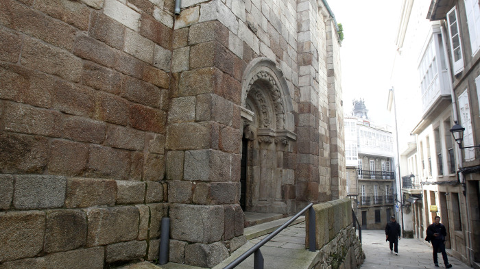 La bajante robada de la iglesia, en el lateral que da a la calle Santiago