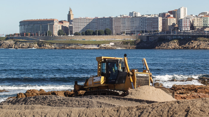 Construcción de la duna de Riazor 2025